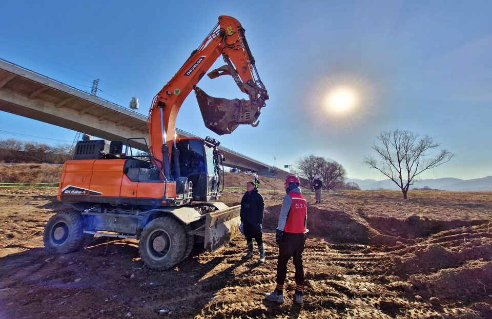 환경단체 인사가 '디아크 문화관광 활성화사업' 공사 현장에 찾아가 포크레인을 막고 있다.(2025.2.18) / 사진 제공.대구환경운동연합