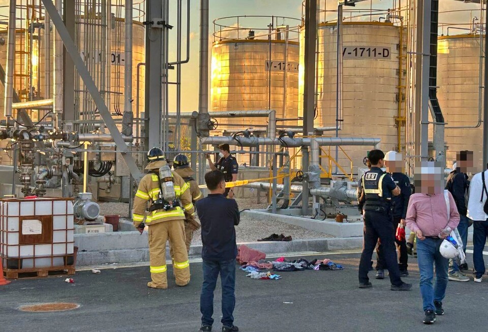 경북 포항시 흥해읍 폐배터리 재활용 공장에서 황산 누출 사고가 발생해 소방당국이 출동한 모습(2024.10.24) / 사진 제공.금속노조 포항지부