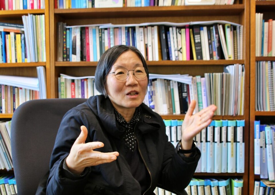 비수도권 유일의 대학원 여성학과로 올해 개설하 지 35년된 대구 계명대학교 정책대학원 여성학과의 안숙영 교수(60)가 연구실에서 여성학에 대해서 설명을 하고 있다.(2025.2.26.계명대 성서캠퍼스) / 사진.평화뉴스 김영화 기자