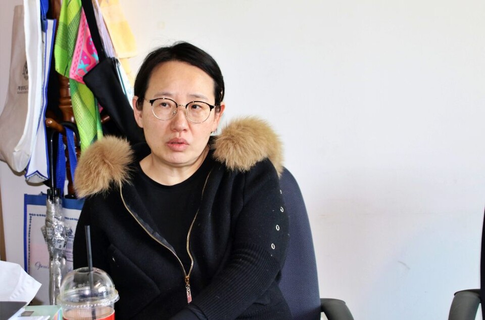 임은경 전임연구원이 계명대 대학원 여성학과에 오게 된 배경에 대해 설명을 하고 있다.(2025.2.26)  / 사진.평화뉴스 김영화 기자  