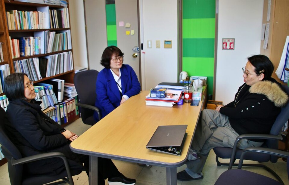 (왼쪽부터) 계명대 여성학과 부설 여성학연구소의 소장인 안숙영 교수와 장지은, 임은경 전임연구원이 안 교수의 연구실에서 이야기를 나누고 있다.(2025.2.26) / 사진.평화뉴스 김영화 기자