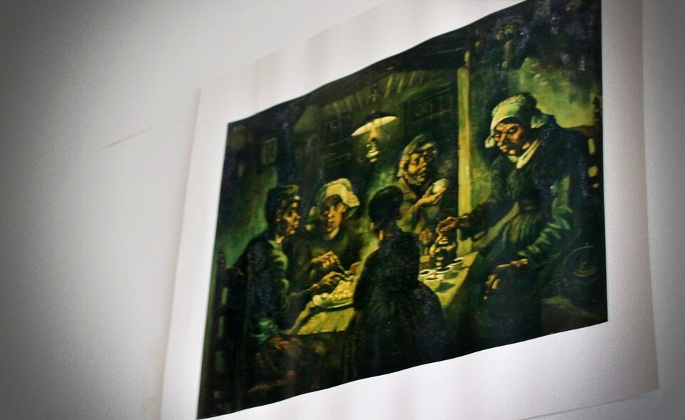 안숙영 교수 연구실 벽면에 걸린 호가 반 고흐의 '감자 먹는 사람들' 그림(2025.2.26) / 사진.평화뉴스 김영화 기자