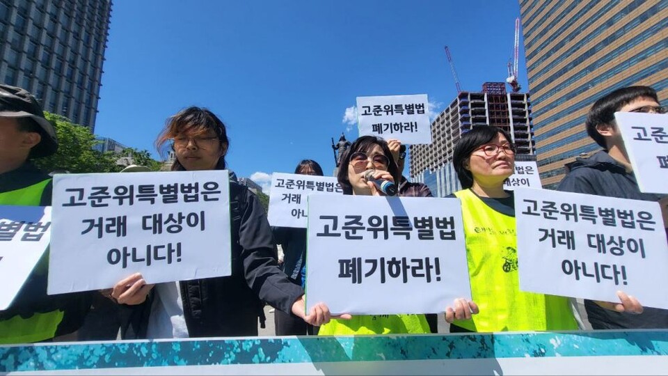 "고준위특별법은 거래 대상이 아니다. 고준위 특별법 폐기하라"...탈핵시민행동과 종교평화회의 '고준위특별법 폐기 촉구' 기자회견(2024.5.16.서울 광화문 이순신 동상 앞) / 사진.환경운동연합