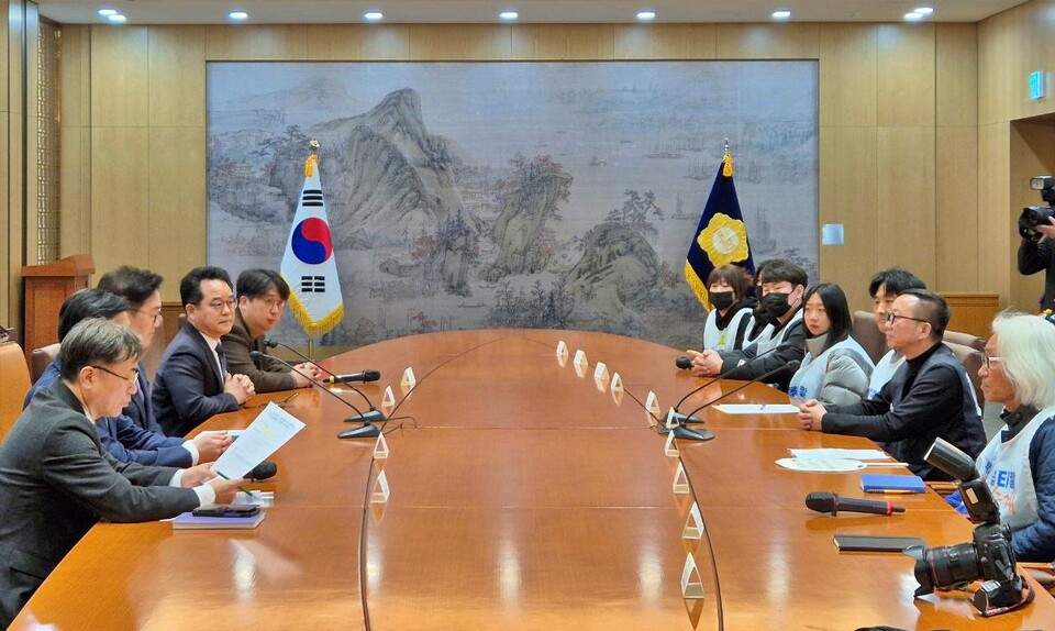 한국옵티칼 해고자들이 우원식 국회의장과 국회 접견실에서 면담 중이다.(2025.3.7) / 사진 제공.금속노조 
