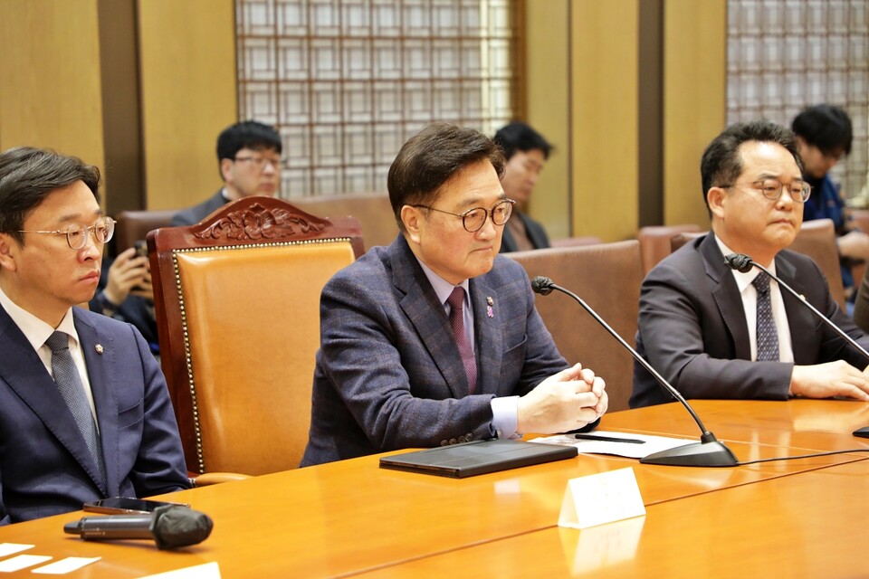 우원식 국회의장(가운데)이 한국옵티칼 해고자들의 의견을 듣고 있다.(2025.3.7) / 사진 제공.금속노조