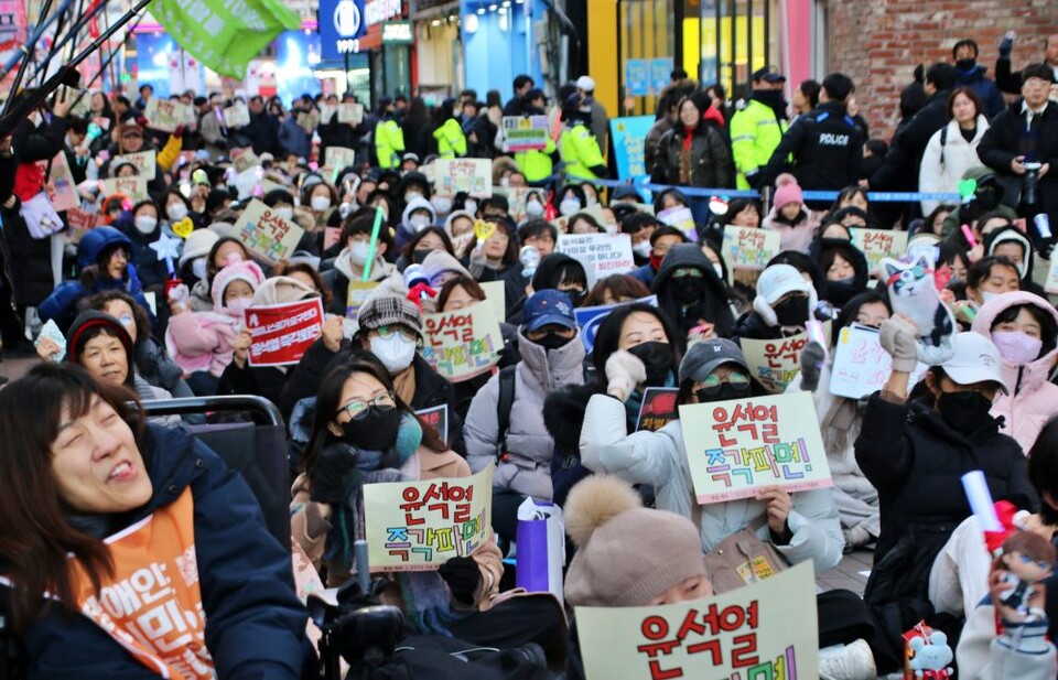 "윤석열을 즉각 파면하라" 대구시국대회에 참석한 시민들이 피켓을 들고 있다.(2025.2.22) / 사진.평화뉴스 김영화 기자