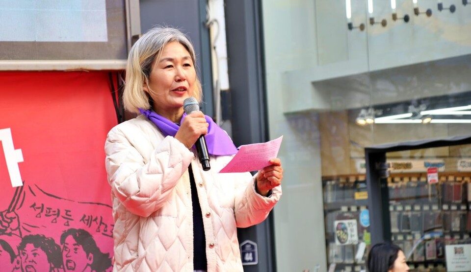 송경인 조직위원장이 3.8 여성대회에서 발언하고 있다.(2025.3.8) / 사진.평화뉴스 김영화 기자