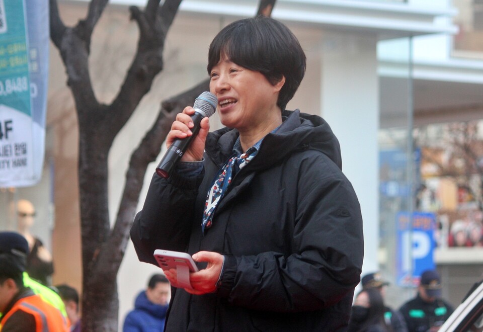 김정희 대구경북여성단체연합 공동대표가 발언하고 있다.(2025.3.8) / 사진.평화뉴스 정준민 기자