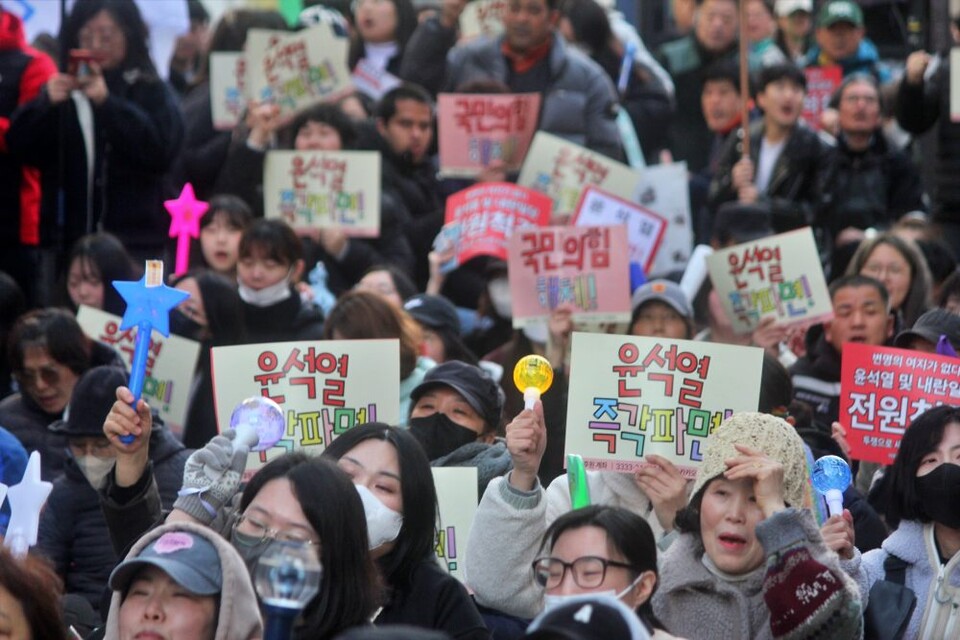 제22차 대구시민시국대회에 참석한 대구 시민들이 "윤석열 즉각 파면" 구호를 외치고 있다.(2025.3.8) / 사진.평화뉴스 정준민 기자