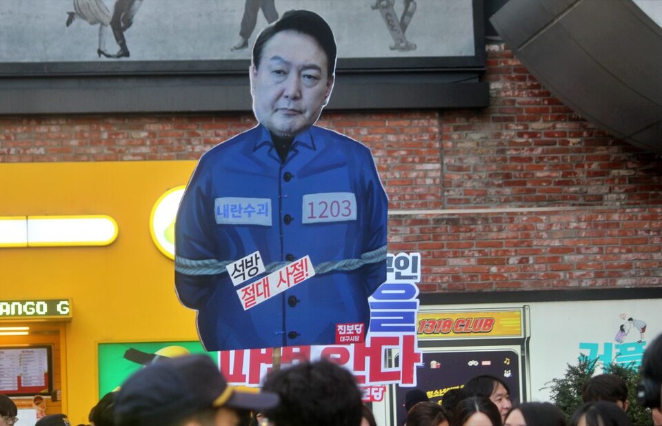 죄수복을 입은 윤석열 대통령 사진에 "석방 절대 사절"이라고 적혀 있다.(2025.3.8) / 사진.평화뉴스 정준민 기자