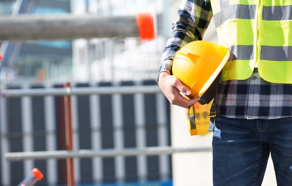 공사 현장에서 안전모를 든 노동자 / 사진.대한안전교육협회