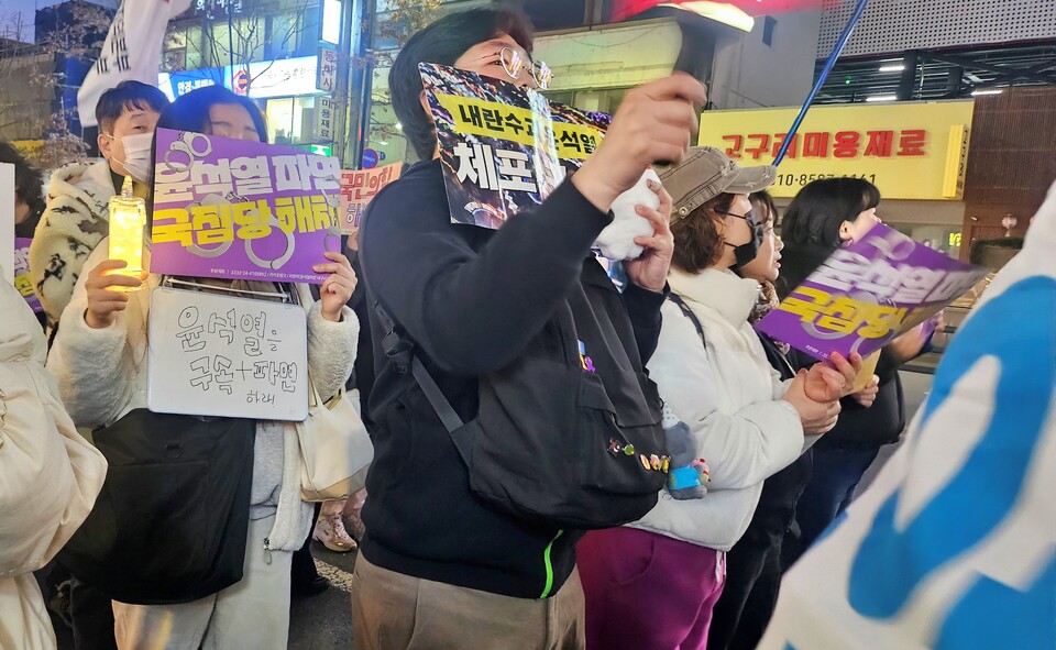 "윤석열을 구속+파면하라", "윤석열 파면, 국짐당 해체" 피켓팅(2025.3.10) / 사진.평화뉴스 정준민 기자