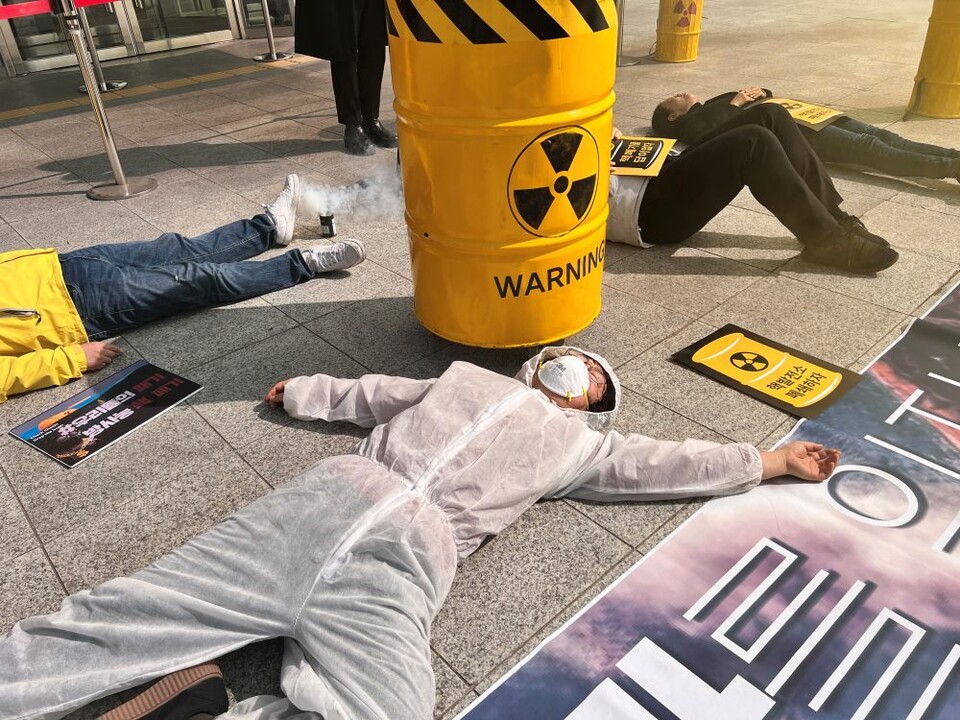 "기억하라 후쿠시마, 핵오염수 방류 중단하라" 다이인 퍼포먼스(2025.3.11.대구시청 동인청사 앞) / 사진.민주노총대구본보