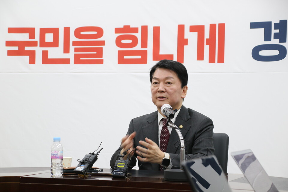 안철수 국민의힘 국회의원이 국민의힘 대구지역 당원들과 간담회 이후 기자들과 만나 백브리핑을 하고 있다.(2025.3.12.국민의힘 대구시당) / 사진.평화뉴스 김영화 기자