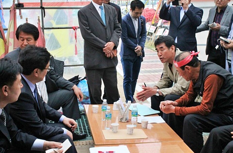 평의원 시절 민주당 우원식 국회 의장이 월성원전 이주대책위의 천막농성장을 찾아 주민들과 면담을 하는 중이다.(2015.4.29) / 사진.평화뉴스 김영화 기자
