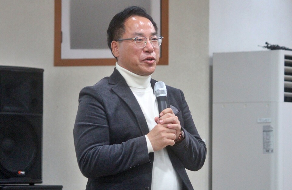 박춘식 금호강 산책로 연결 주민추진단장이 보도교 설치 필요성을 설명하고 있다.(2025.3.13) / 사진.평화뉴스 정준민 기자