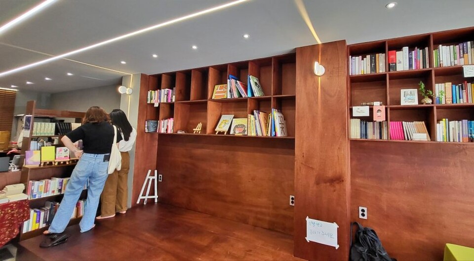 대구 북구에 있는 독립서점 나른한책방에서 책을 고르는 손님들.(2023.9.9) / 사진.평화뉴스 김영화 기자