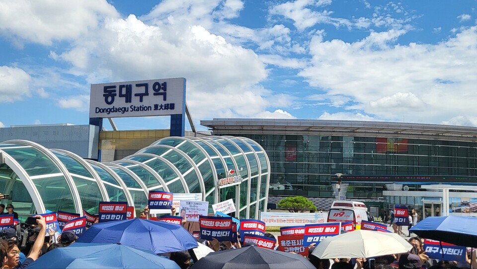 "박정희 우상화 반대한다", "홍준표 시장 규탄한다" 시민사회와 야당 인사들이 동대구역 광장에서 박정희 동상과 박정희 광장 표지판 설립에 반대하는 피켓팅을 펼치고있다.(2024.8.14) / 사진.평화뉴스 김영화 기자