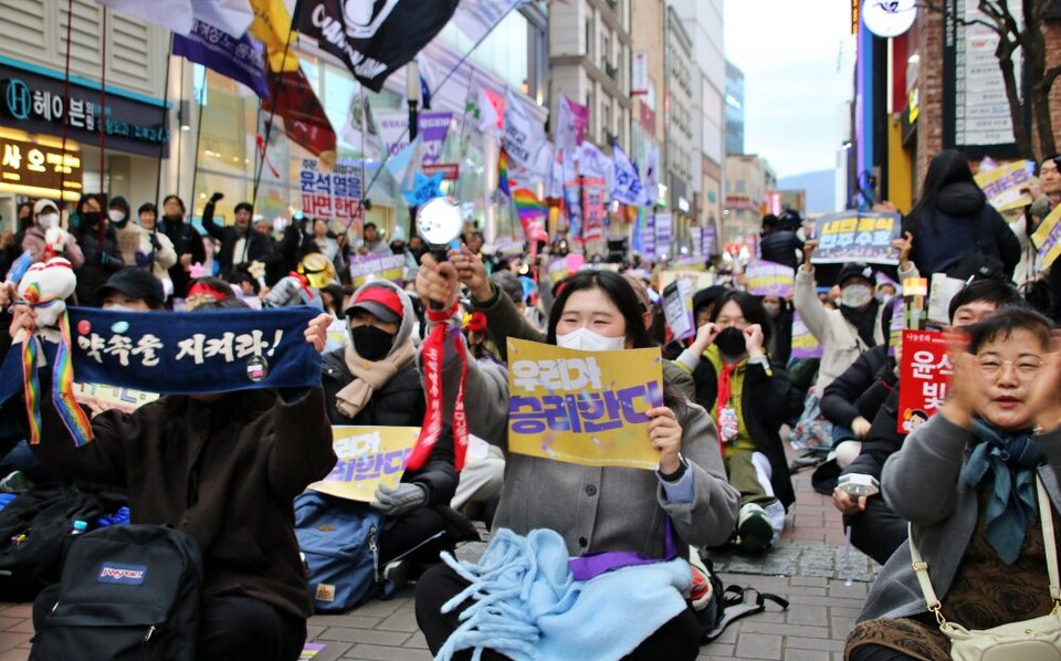 "우리가 승리한다" 피켓을 들고 헌재를 향해 "윤 대통령 파면 인용"을 요구하는 대구시민들(2025.3.15) / 사진.평화뉴스 김영화 기자