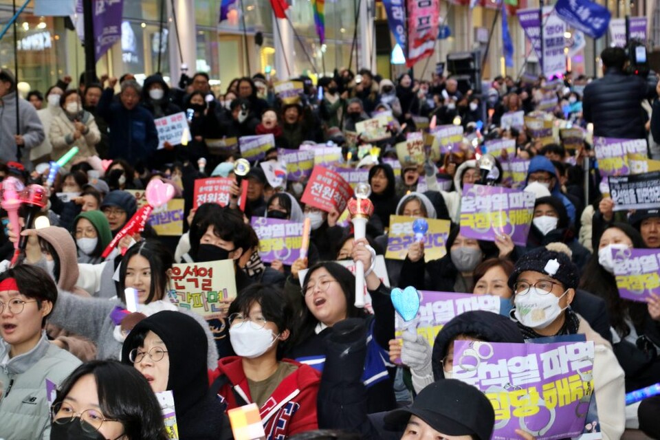 제23차 대구시민시국대회에 모인 대구시민들이 "윤석열 파면" 구호를 외치고 있다.(2025.3.15) / 사진.평화뉴스 김영화 기자