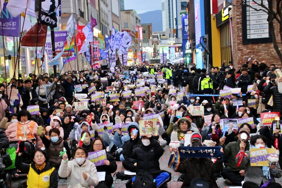 동성로 광장에 모여 윤석열 대통령에 대한 파면을 촉구하는 1,300여명 대구시민들의 응원봉 물결(2025.3.15) / 사진.평화뉴스 김영화 기자