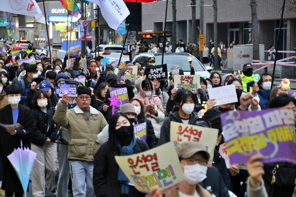 대구 중구 국채보상로 도로 차선 위에서 "윤석열 즉각 파면"을 촉구하며 행진을 하는 대구시민들의 모습(2025.3.15) / 사진.평화뉴스 김영화 기자
