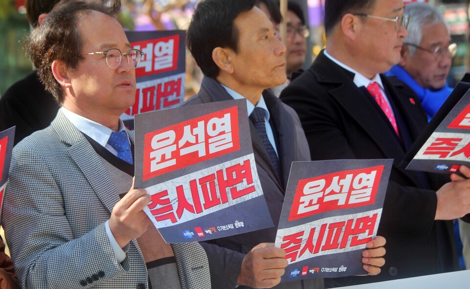 "윤석열 즉시파면" 피켓팅을 하고 있다.(2025.3.17) / 사진.평화뉴스 정준민 기자