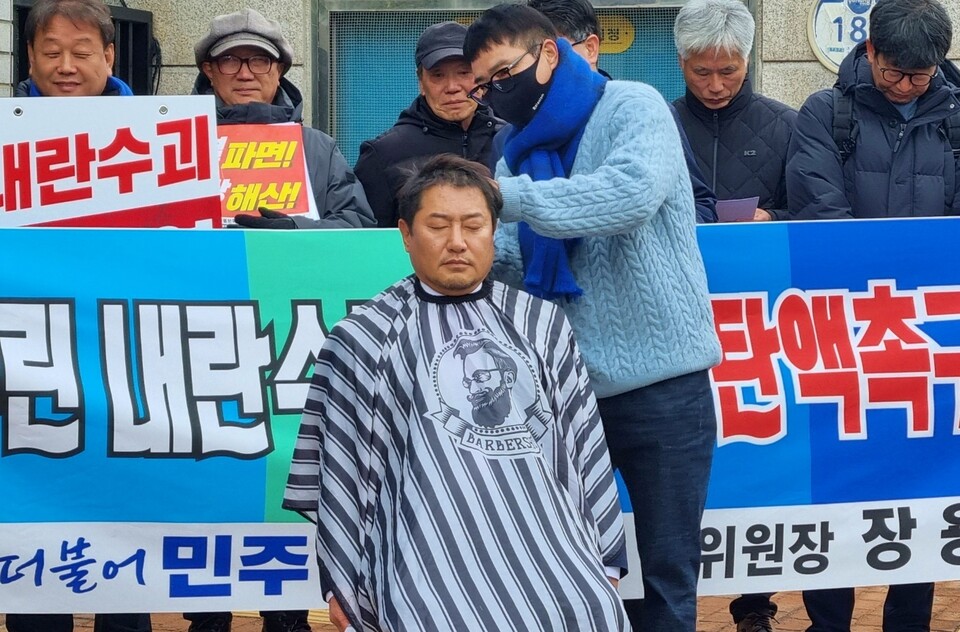 장용선 민주당 경북도당 부위원장이 "윤석열 탄핵"을 촉구하며 삭발하고 있다.(2025.3.17.대구검찰청 포항지청 앞) / 사진 제공.민주당 경북도당