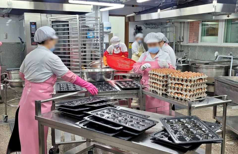 대구지역 학교 급식노동자들이 조리 업무를 하고 있다. / 사진 제공.전국학교비정규직노조 대구지부