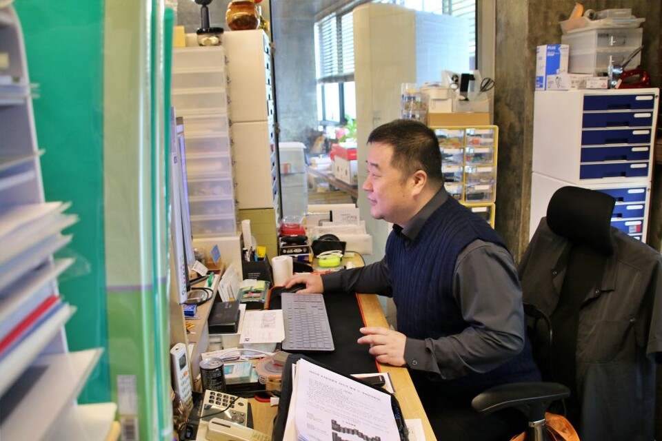 원영민 4.9인혁재단 사무차장이 사무실 책상에 앉아 인혁당 50주기 행사 관련 작업을 하고 있다.(2025.3.14) / 사진.평화뉴스 김영화 기자