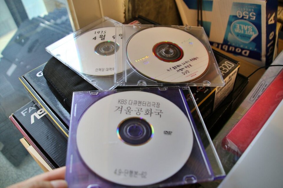 1975년 4월 9일 겨울공화국. 4.9 인혁당 사건과 관련한 방송 자료들이 사무실에 놓였다.(2025.3.14) / 사진.평화뉴스 김영화 기자