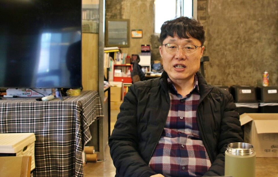 4.9인혁당 사건을 포함해, 고 오추옥, 김영균, 김수경, 이성경 등 대구경북 지역 노동.학생.농민.민주화운동 중 발생한 의문사 관련 9개 단체의 연대체인 '대구경북추모연대'의 임성종 대표가 4.9인혁당 50주기 의미에 대해 설명 중이다.(2025.3.14) / 사진.평화뉴스 김영화 기자 