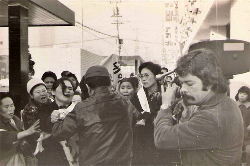  "인혁당 구속자들 석방하라"...거리에서 행진하는 가족들을 경찰이 방해하자 항의하고 있다.(1974년) / 사진.4.9통일평화재단