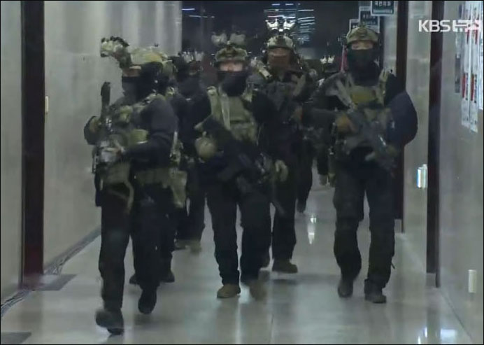 사진 출처. KBS 현장영상 「무장한 계엄군, 국회의원과 보좌진의 격렬한 저항에도 국회 진입했던 긴박한 순간」(2024.12.4)
