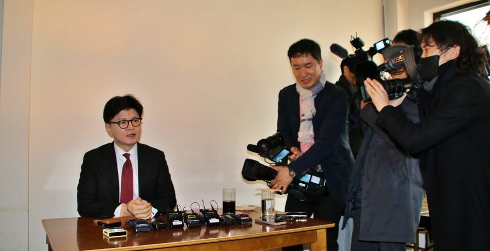 12.3 비상계엄에 대해 "다시 돌아가도 같은 생각"이라는 입장을 밝히는 한 전 대표(2025.3.18) / 사진.평화뉴스 김영화 기자