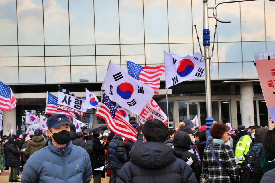 윤석열 대통령 지지자들이 한동훈 전 대표의 토크쇼가 열린 경북대 글로벌 플라자 앞에 태극기와 성조기를 들고 몰려가 규탄 중이다.(2025.3.18) / 사진.평화뉴스 김영화 기자
