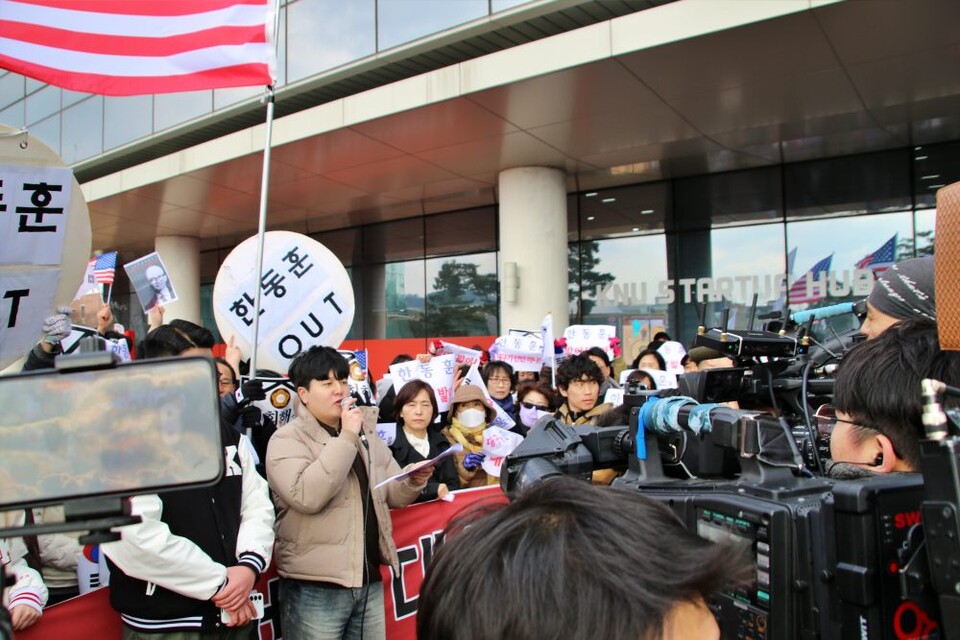 "한동훈 OUT" 탄핵 반대 시국선언을 한 경북대 학생 3명이 한 전 대표를 규탄하는 기자회견을 진행 중이다.(2025.3.18) / 사진.평화뉴스 김영화 기자