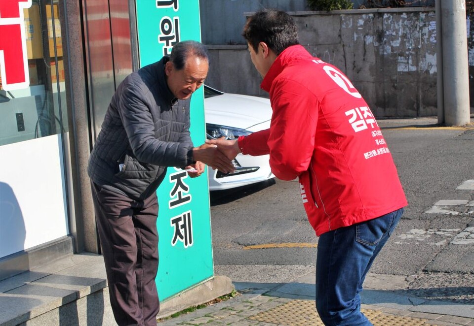 "아버님 기호 2번 부탁드립니다"...김주범 후보가 유권자에게 명함을 건네고 있다.(2025.3.20) / 사진.평화뉴스 정준민 기자
