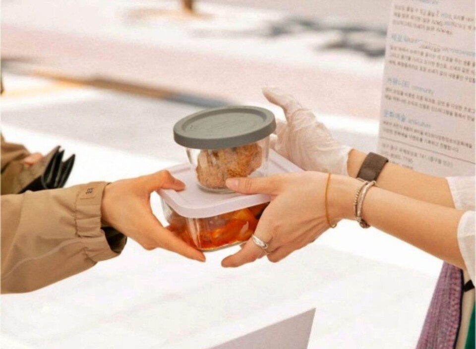 바리바리 장터에서 한 소비자가 직접 집에서 가져온 다회용기에 음식물을 포장해 구매하고 있다. / 사진.바리바리 인스타그램