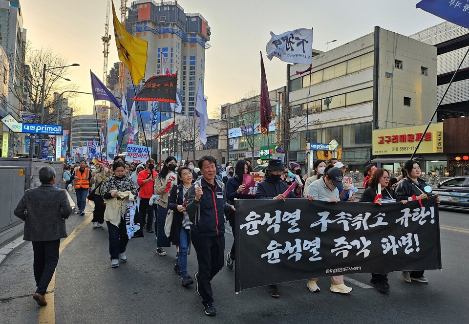 "윤석열 즉각 파면"을 촉구하며 대구 도심을 행진하고 있다.(2025.3.22) / 사진.평화뉴스 정준민 기자