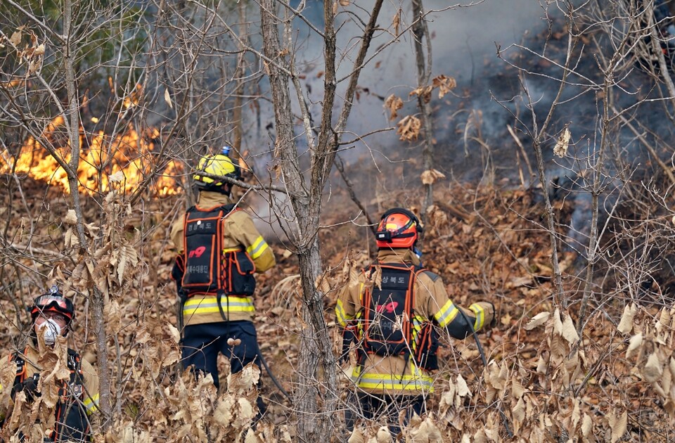 소방관들이 경북 의성군 안평면에서 발생한 산불 진화 작업을 펼치고 있다.(2025.3.23) / 사진 제공.경북소방본부