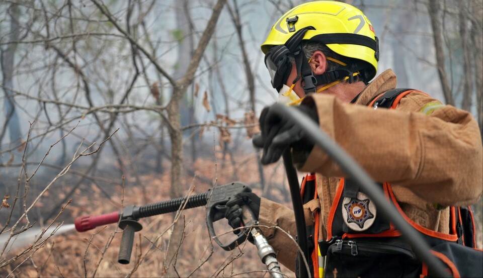한 소방관이산불 진화 작업을 펼치고 있다.(2025.3.24) / 사진 제공.경북소방본부