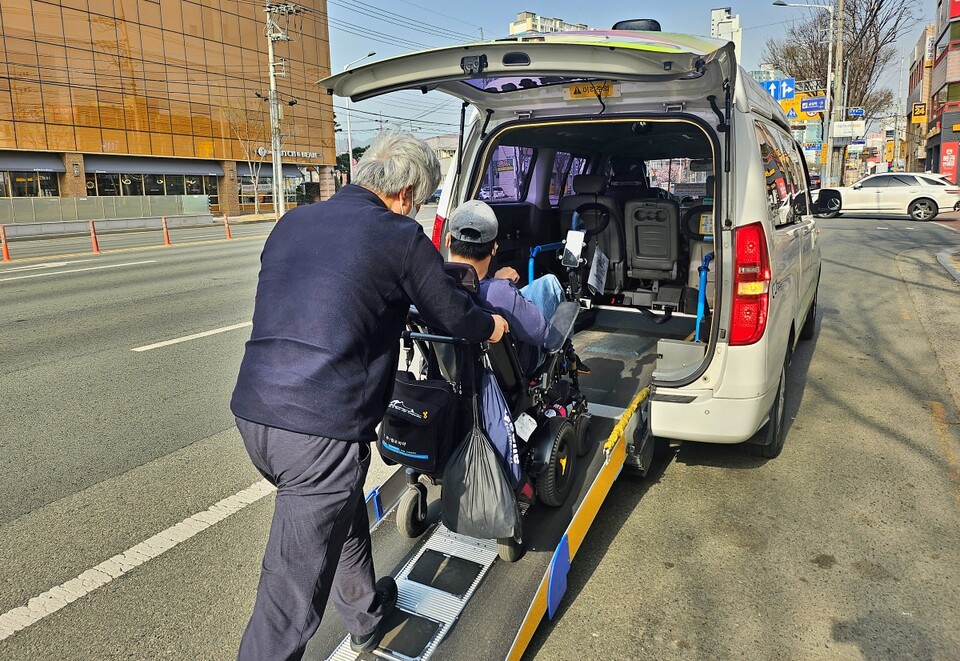 김봉조 다릿돌장애인자립생활센터 소장이 동구 신서동 사무실에서 다사읍 매곡리로 가는 나드리콜 특별교통수단에 탑승하고 있다.(2025.3.25) / 사진.평화뉴스 정준민 기자