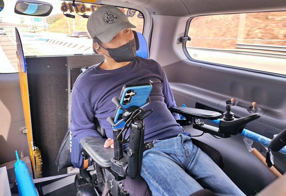 김봉조 소장이 나드리콜을 타고 이동 중이다.(2025.3.25) / 사진.평화뉴스 정준민 기자