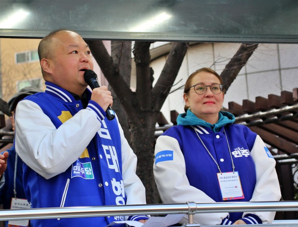 민주당 김태형 후보와 부인  류드밀라 라드리노바씨가 공식 선거운동 첫날 유세차량에서 지지를 호소하고 있다.(2025.3.20)  사진.평화뉴스 김영화 기자