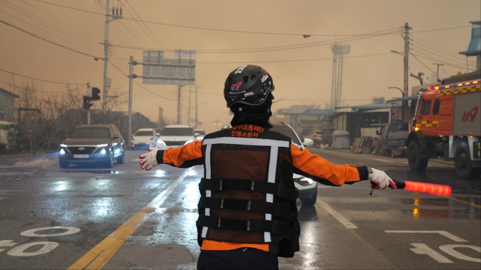경북 안동시 길안면에서 한 소방관이 대피 유도를 하고 있다.(2025.3.25) / 사진 제공.경북소방본부