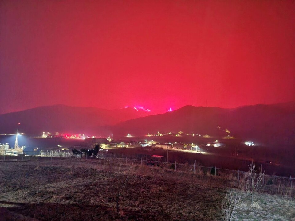 경북 의성군 옥산면 전흥리 인근 산에 불이 나자 동네 일대가 붉은 화염에 휩싸였다.(2025.3.24) / 사진.경북소방본부
