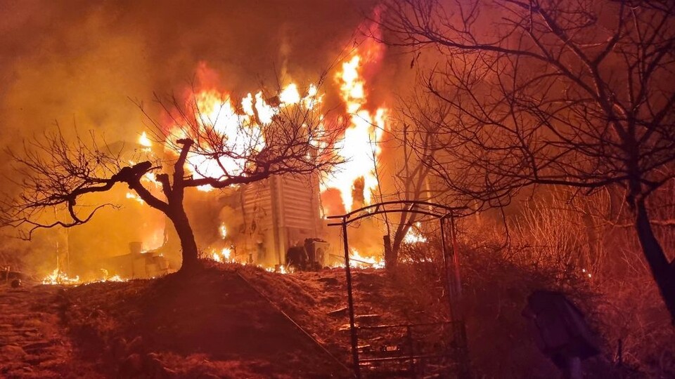 경북 의성군 옥산면 전흥리에서 발생한 화재로 나무와 창고가 불타고 있다.(2025.3.24) / 사진.경북소방본부