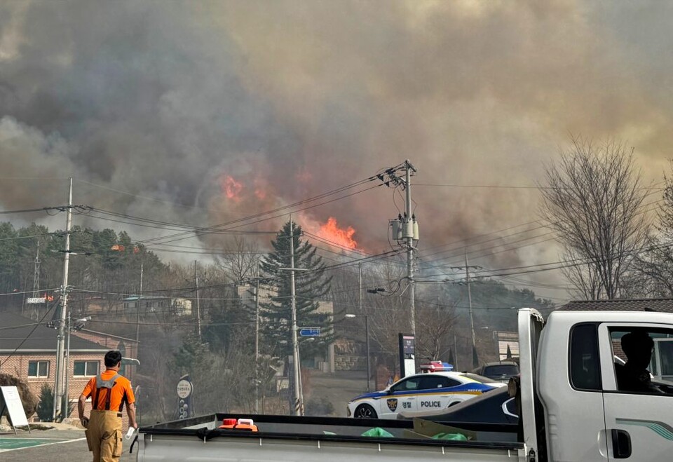 경북 의성군 안사면사무소 맞은편 산에서 불이 나자 연기가 나오고 있다.(2025.3.25) / 사진.경북소방본부