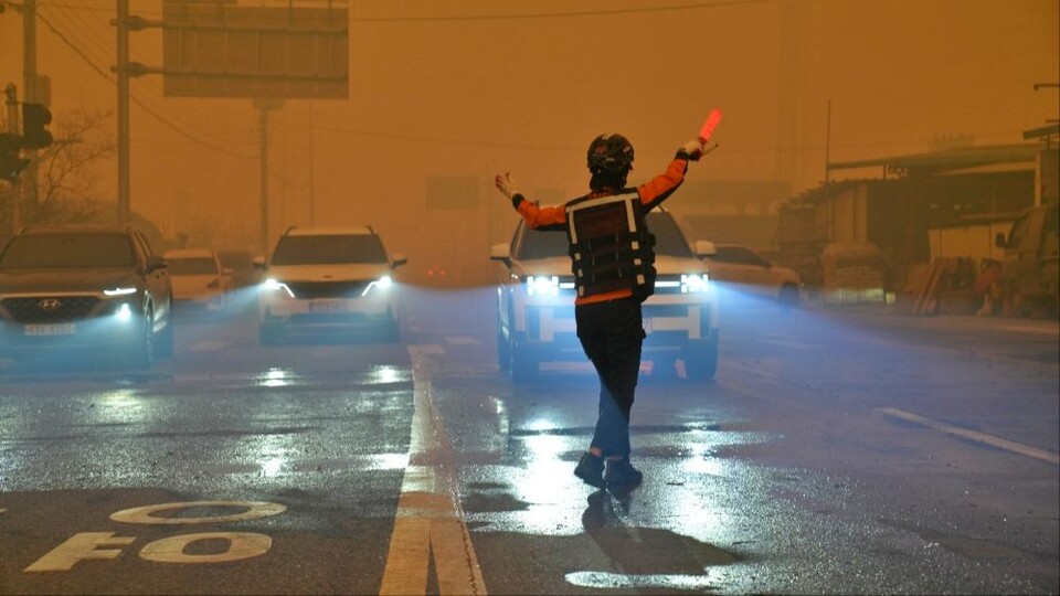 경북 안동시 길안면사무소 인근에서 주민 대피를 유도하고 있다.(2025.3.25) / 사진.경북소방본부